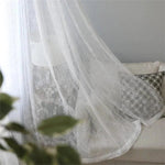 Voilage blanc élégant avec motifs floraux, offrant une ambiance lumineuse et raffinée à votre intérieur. Parfait pour le salon ou la chambre, ce rideau translucide ajoute une touche de sophistication à votre décoration tout en préservant l'intimité. Idéal pour un design contemporain et chaleureux.