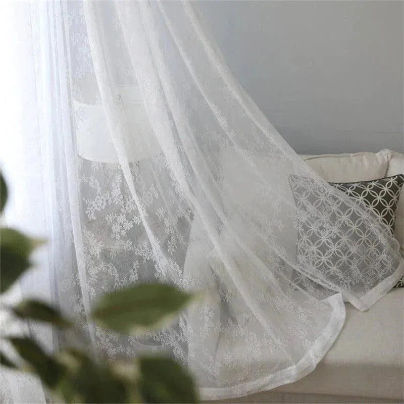 Voilage blanc élégant avec motifs floraux, offrant une ambiance lumineuse et raffinée à votre intérieur. Parfait pour le salon ou la chambre, ce rideau translucide ajoute une touche de sophistication à votre décoration tout en préservant l'intimité. Idéal pour un design contemporain et chaleureux.