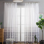 Rideaux élégants blancs devant une grande fenêtre, apportant luminosité et élégance à la pièce. Décoration intérieure moderne avec plantes vertes et meubles en bois clair. Idéal pour un salon ou une chambre à coucher.