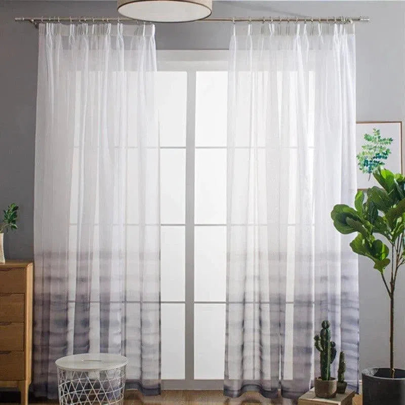 Rideaux élégants blancs devant une grande fenêtre, apportant luminosité et élégance à la pièce. Décoration intérieure moderne avec plantes vertes et meubles en bois clair. Idéal pour un salon ou une chambre à coucher.