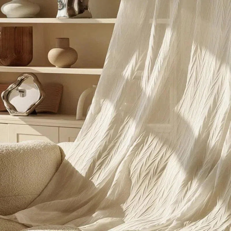 Rideau beige translucide décoratif suspendu dans un intérieur moderne et lumineux, jouant avec la lumière naturelle pour créer une ambiance douce et apaisante. Arrière-plan avec étagères décoratives, ajoutant une touche d'élégance et de sophistication à la pièce.
