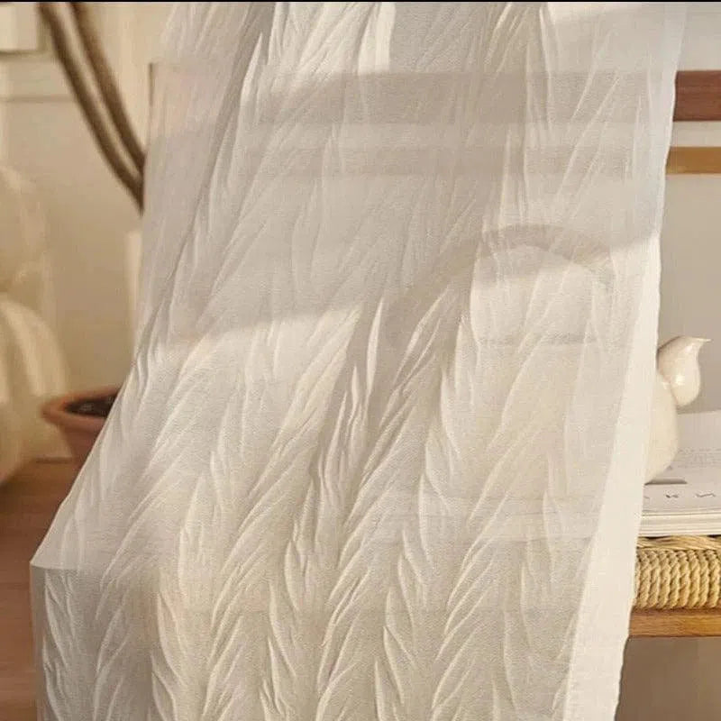 Voilage élégant et moderne pour salon, offrant une lumière douce et filtrée. Idéal pour ajouter une touche de sophistication à votre décoration intérieure. Ce rideau blanc aux motifs délicats s'intègre harmonieusement dans tout espace de vie. Parfait pour un intérieur lumineux et accueillant.