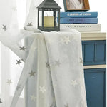 Voilage décoratif blanc avec motifs étoiles grises, idéal pour chambre d'enfant ou salon moderne. Ce rideau transparent apporte une touche élégante et féérique à votre intérieur. Combine design doux et ambiance lumineuse pour sublimer votre espace de vie. Parfait pour créer une atmosphère apaisante et accueillante.