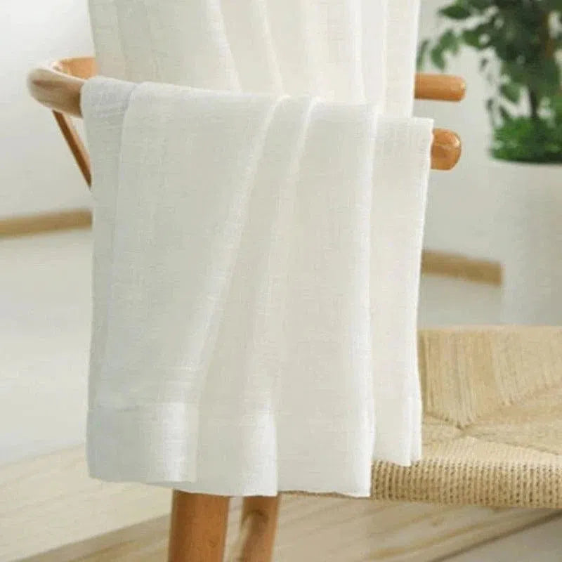 Style minimaliste et élégance moderne : découvrez un rideau blanc drapé sur une chaise en bois, idéal pour apporter une touche de luminosité et de fraîcheur à votre intérieur. Créez une atmosphère apaisante et accueillante dans votre maison en optant pour ce modèle épuré qui s'intègre parfaitement à tout type de décoration.
