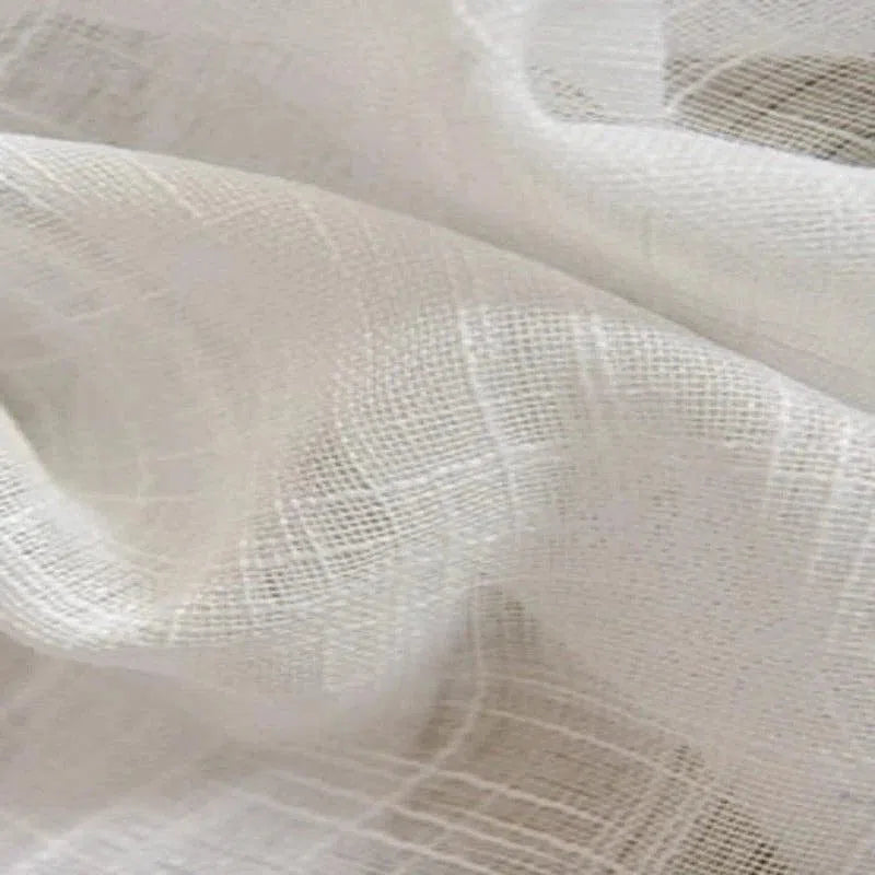 Voilage blanc élégant pour décoration intérieure, idéal pour apporter une touche de légèreté et de sophistication à votre espace. Ce rideau harmonieux illumine la pièce et crée une ambiance chaleureuse et accueillante, parfait pour salon, chambre ou bureau.