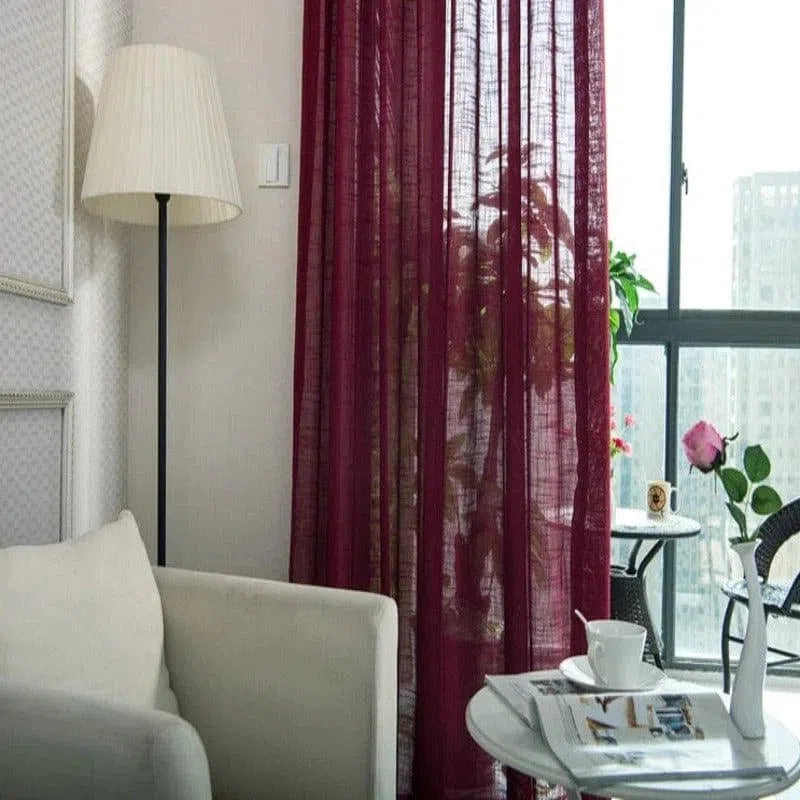 Rideau bordeaux élégant ornant une fenêtre moderne, apportant une touche chaleureuse et sophistiquée à votre salon contemporain. Parfait pour créer une ambiance intime tout en ajoutant une pointe de couleur chic à votre intérieur.