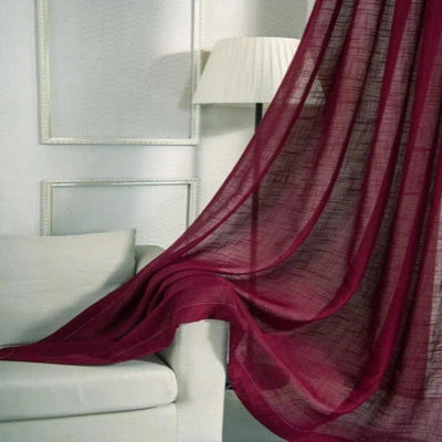 Rideau élégant rouge bordeaux drapé sur un canapé beige, mettant en valeur une décoration intérieure moderne et sophistiquée. Idéal pour ajouter une touche de couleur et de chic à votre salon ou chambre, tout en offrant une ambiance chaleureuse et accueillante. Ce rideau est un excellent choix pour ceux qui cherchent à harmoniser leur espace avec des éléments décoratifs contemporains et raffinés.