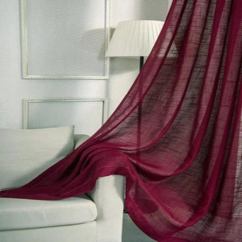 Rideau élégant rouge bordeaux drapé sur un canapé beige, mettant en valeur une décoration intérieure moderne et sophistiquée. Idéal pour ajouter une touche de couleur et de chic à votre salon ou chambre, tout en offrant une ambiance chaleureuse et accueillante. Ce rideau est un excellent choix pour ceux qui cherchent à harmoniser leur espace avec des éléments décoratifs contemporains et raffinés.