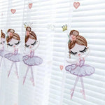 Voilage décoratif pour chambre d'enfant, motif danseuses classiques. Ce rideau ajoute une touche de douceur et d'élégance à la pièce, parfait pour créer une ambiance magique et enfantine. Les motifs délicats et les détails colorés apportent charme et enchantement. Idéal pour les parents cherchant à personnaliser la décoration intérieure de la chambre de leur enfant avec un design attrayant et inspirant.