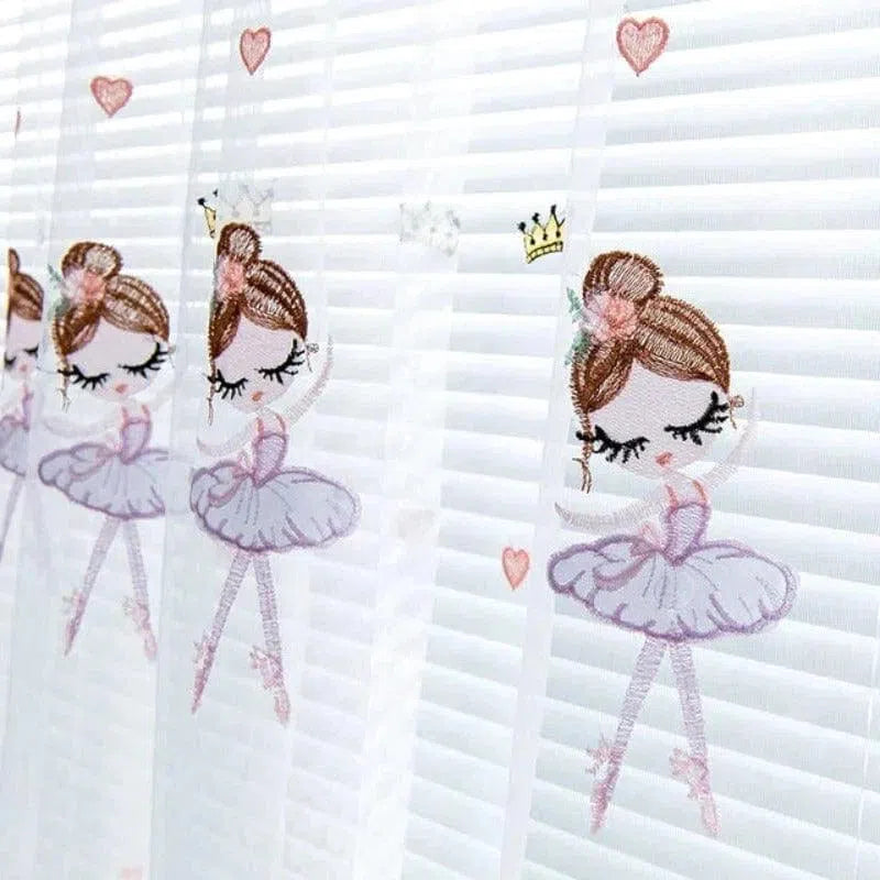 Voilage décoratif pour chambre d'enfant, motif danseuses classiques. Ce rideau ajoute une touche de douceur et d'élégance à la pièce, parfait pour créer une ambiance magique et enfantine. Les motifs délicats et les détails colorés apportent charme et enchantement. Idéal pour les parents cherchant à personnaliser la décoration intérieure de la chambre de leur enfant avec un design attrayant et inspirant.