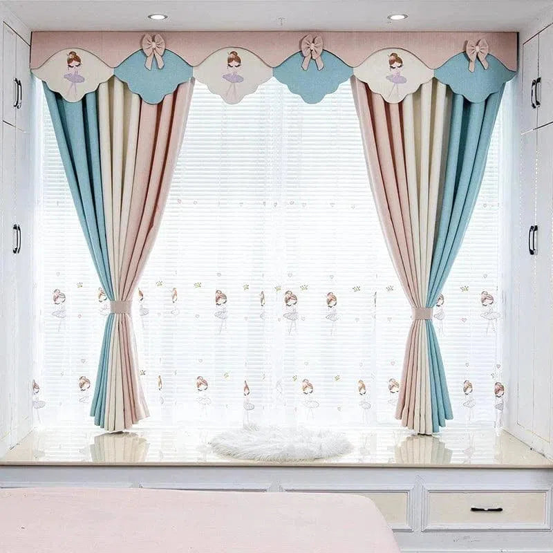 Rideaux pour chambre d'enfant aux couleurs pastel, idéal pour une décoration douce et charmante. Ces voilages arborent des illustrations de danseuses qui ajoutent une touche ludique et élégante à la pièce. Adaptés pour les chambres de petite fille, ces rideaux combinent style et fonctionnalité, créant une atmosphère accueillante tout en filtrant délicatement la lumière. Parfaits pour une ambiance de rêve et de tranquillité dans l'espace de sommeil des enfants.