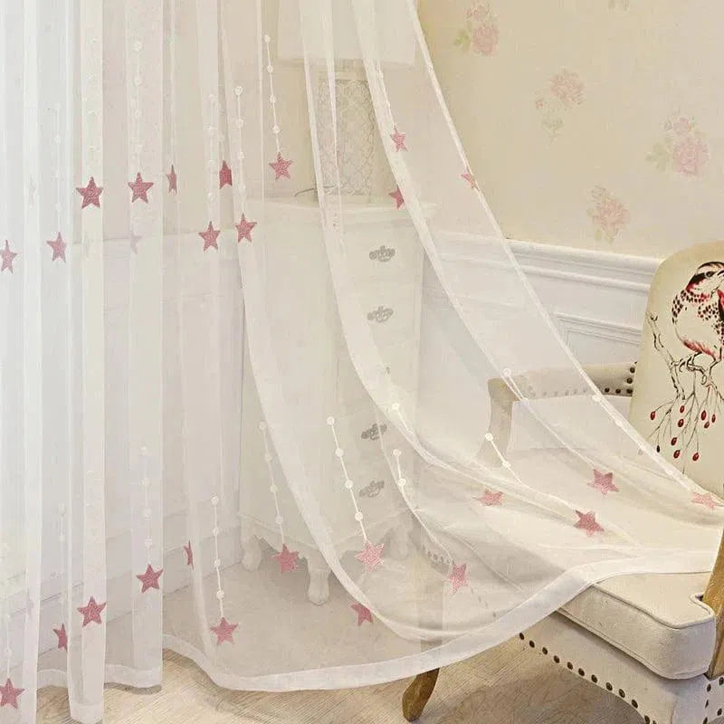 Rideau blanc décoratif avec motifs d'étoiles rouges, idéal pour une chambre d'enfant ou un salon, apportant une touche élégante et lumineuse à la pièce. Ajustement parfait pour une ambiance douce et moderne. Décoration de fenêtre chic et tendance.