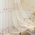 Rideau blanc décoratif avec motifs d'étoiles rouges, idéal pour une chambre d'enfant ou un salon, apportant une touche élégante et lumineuse à la pièce. Ajustement parfait pour une ambiance douce et moderne. Décoration de fenêtre chic et tendance.