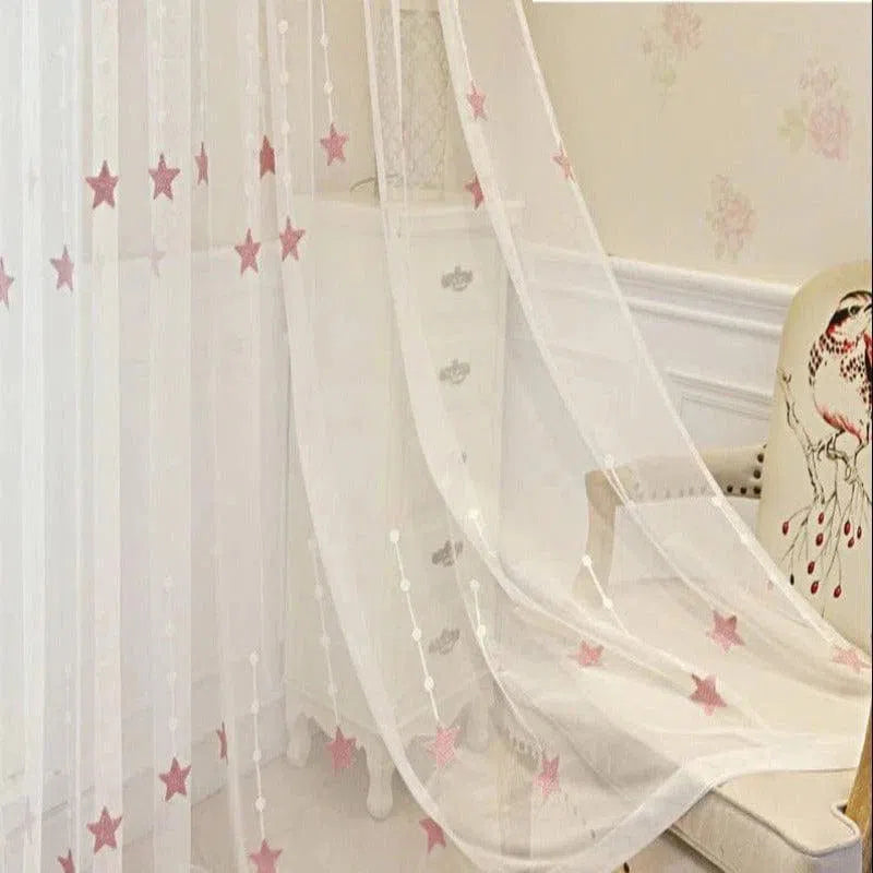 Voilage décoratif avec motifs étoilés roses pour chambre d'enfant, offrant une ambiance douce et féérique. Ce rideau léger ajoute une touche élégante et charmante à la décoration intérieure tout en permettant à la lumière naturelle de filtrer à travers. Parfait pour personnaliser une chambre avec style et originalité.