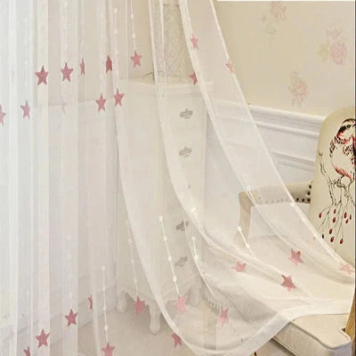 Voilage décoratif avec motifs étoilés roses pour chambre d'enfant, offrant une ambiance douce et féérique. Ce rideau léger ajoute une touche élégante et charmante à la décoration intérieure tout en permettant à la lumière naturelle de filtrer à travers. Parfait pour personnaliser une chambre avec style et originalité.