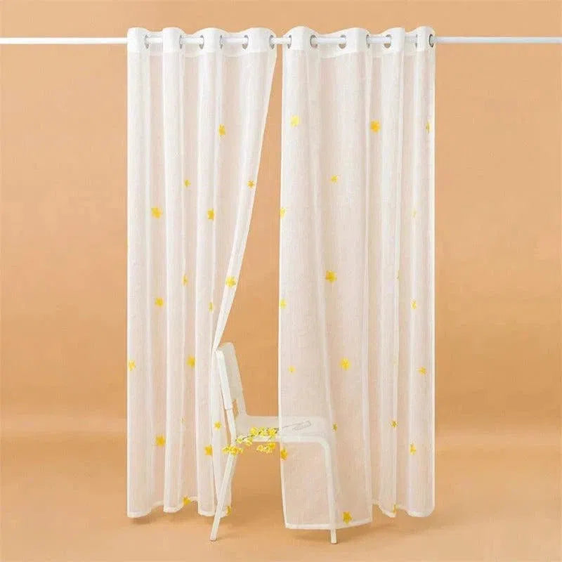 Rideau blanc transparent décoré de motifs étoiles jaunes, idéal pour ajouter une touche élégante et joyeuse à votre intérieur. Ce rideau, doté d'œillets pour une installation facile, s'intègre parfaitement dans un salon ou une chambre, offrant une diffusion douce de la lumière naturelle tout en embellissant votre espace de vie. Accessoire décoratif moderne pour une ambiance lumineuse et accueillante.