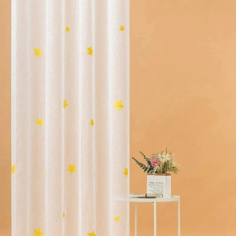 Rideau décoratif blanc avec motif d'étoiles jaunes, idéal pour ajouter une touche chaleureuse et ludique à votre intérieur. Ce rideau est parfait pour habiller vos fenêtres tout en laissant passer la lumière, créant une ambiance douce et élégante. Idéal pour les chambres d'enfants ou les pièces de vie conviviales. Transformez votre espace avec ce design étoilé et apportez une atmosphère de rêve à votre décoration intérieure.