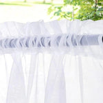Rideau transparent blanc élégant avec œillets pour décoration intérieure. Ce rideau lumineux et léger s'adapte parfaitement à tout style de pièce, offrant une ambiance apaisante et moderne. Il est idéal pour filtrer la lumière du jour tout en préservant l'intimité. Accessoire parfait pour embellir votre salon, chambre ou salle à manger avec une touche de sophistication.