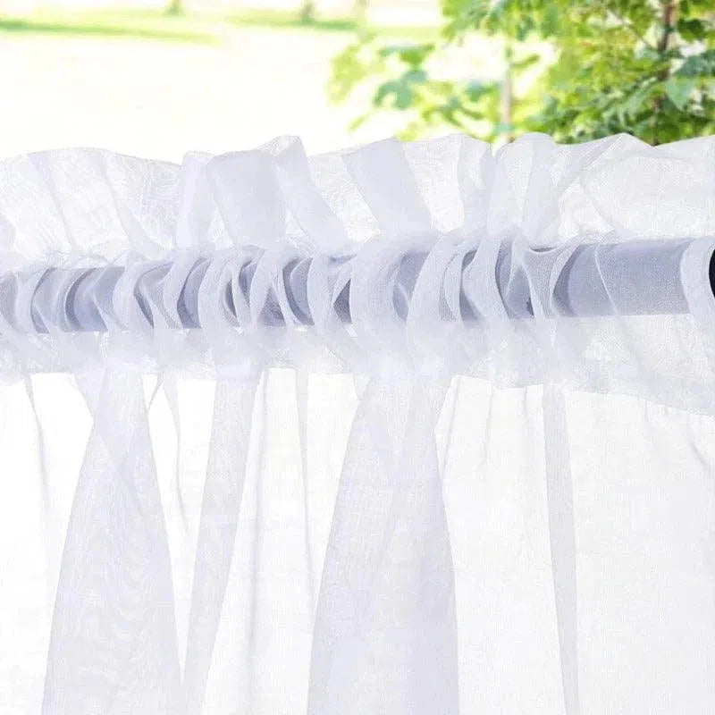 Rideau transparent blanc élégant avec œillets pour décoration intérieure. Ce rideau lumineux et léger s'adapte parfaitement à tout style de pièce, offrant une ambiance apaisante et moderne. Il est idéal pour filtrer la lumière du jour tout en préservant l'intimité. Accessoire parfait pour embellir votre salon, chambre ou salle à manger avec une touche de sophistication.
