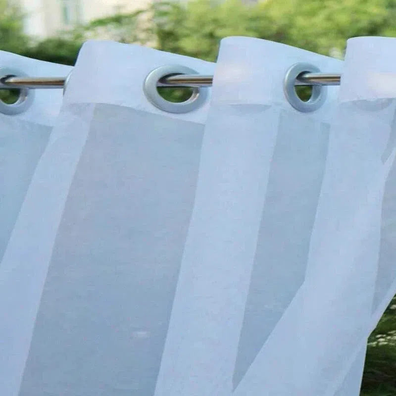 Rideau blanc prêt-à-poser à œillets métalliques, idéal pour apporter une touche moderne et lumineuse à votre espace de vie. Installation facile sur tringle et aspect élégant pour toutes les pièces de la maison. Transformez vos fenêtres avec ce rideau chic et fonctionnel.