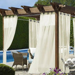 Voile d'ombrage élégant pour pergola extérieure, idéal pour jardin ou terrasse. Rideaux légers et aériens offrant un espace détente au bord de la piscine, créant une ambiance intime et chaleureuse. Accessoire de décoration extérieure moderne et fonctionnel, parfait pour profiter des journées ensoleillées en toute tranquillité.