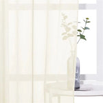 Voilage blanc élégant pour intérieur moderne, idéal pour filtrer la lumière tout en préservant l'intimité. Parfait pour ajouter une touche de douceur à votre salon ou chambre. Design minimaliste, convient à toutes les décorations d'intérieur. Disponible en plusieurs dimensions pour s'adapter à vos fenêtres.