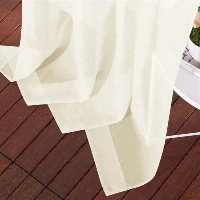 Voilage élégant blanc crème pour décoration intérieure, idéal pour ajouter une touche de sophistication à votre salon ou chambre. Conçu pour filtrer délicatement la lumière tout en préservant votre intimité, ce rideau au style moderne s'adapte à tous les types de fenêtres. Accessoire parfait pour sublimer votre espace avec charme et élégance.