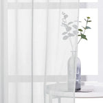 Voilage blanc élégant pour décoration intérieure, idéal pour apporter une touche de légèreté à votre salon. Ce rideau lumineux crée une ambiance apaisante et permet d'adoucir la lumière naturelle sans occulter la vue extérieure. Accessoire parfait pour un intérieur moderne et raffiné.