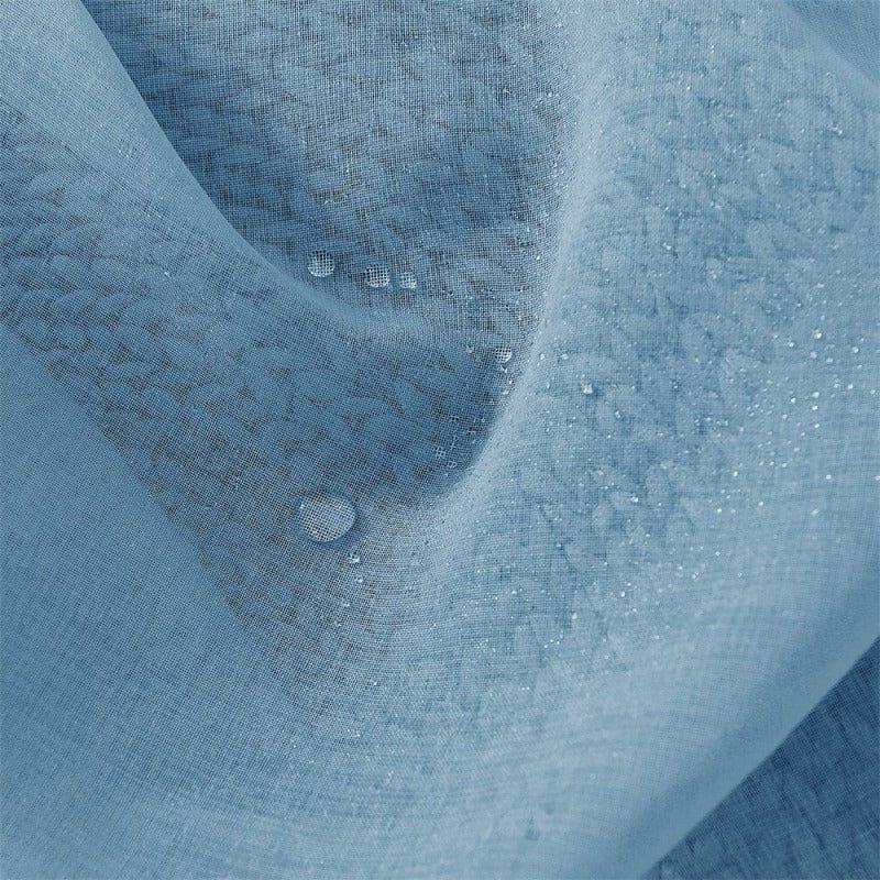 Tissu bleu imperméable avec gouttelettes d'eau.