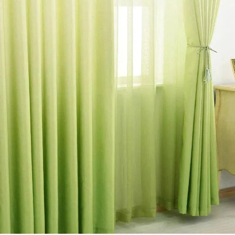 Rideaux verts élégants pour salon lumineux, ajoutant une touche sophistiquée à votre décoration intérieure. Ces rideaux verts offrent une solution pratique pour filtrer la lumière tout en préservant l'esthétique moderne de votre espace de vie. Parfaits pour embellir et personnaliser votre maison.
