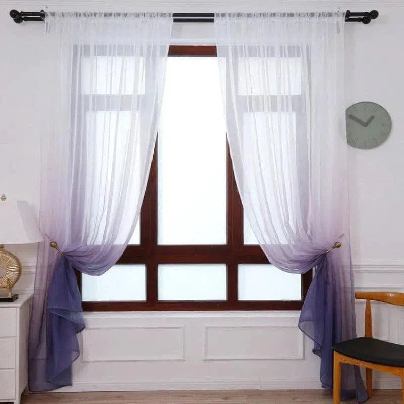 Voilage transparent dégradé pour fenêtre, idéal pour la décoration intérieure. Rideau léger avec effet graduel du blanc au violet, parfait pour ajouter une touche élégante à votre salon. Accessoire décoratif chic pour filtrer la lumière tout en conservant une atmosphère lumineuse. Facile à installer grâce à sa tringle, convient à différentes tailles de fenêtres.