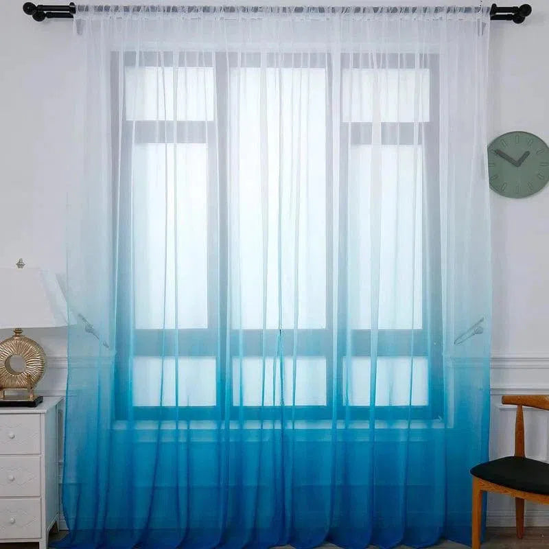 Voilage dégradé bleu pour fenêtre, décoration élégante et moderne, lumière naturelle adoucie, idéal pour le salon ou la chambre, ambiance apaisante et design actuel.