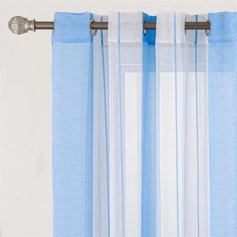 Voilage bleu et blanc à rayures fines, accroché à une tringle métallique élégante, parfait pour ajouter une touche de luminosité et de fraîcheur à votre intérieur. Adapté à tout type de décoration, ce rideau léger facilite l'entrée de la lumière naturelle tout en préservant l'intimité. Idéal pour les salons, chambres ou bureaux, ce voilage moderne complète harmonieusement votre espace.