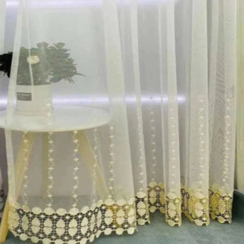 Voilage élégant pour salon, avec des motifs décoratifs en bas, offrant une ambiance lumineuse et accueillante. Accessoire parfait pour habiller vos fenêtres et ajouter une touche de sophistication à votre intérieur. Idéal pour la décoration de maison moderne et classique.