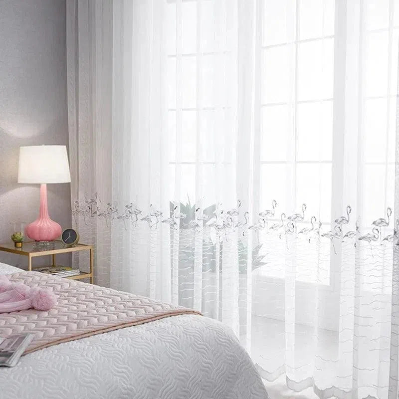 Voilage blanc avec motifs élégants pour chambre à coucher, apportant luminosité et modernité à la décoration intérieure. Parfait pour filtrer la lumière naturelle tout en préservant l'intimité. Accessoire idéal pour une ambiance cosy et raffinée.