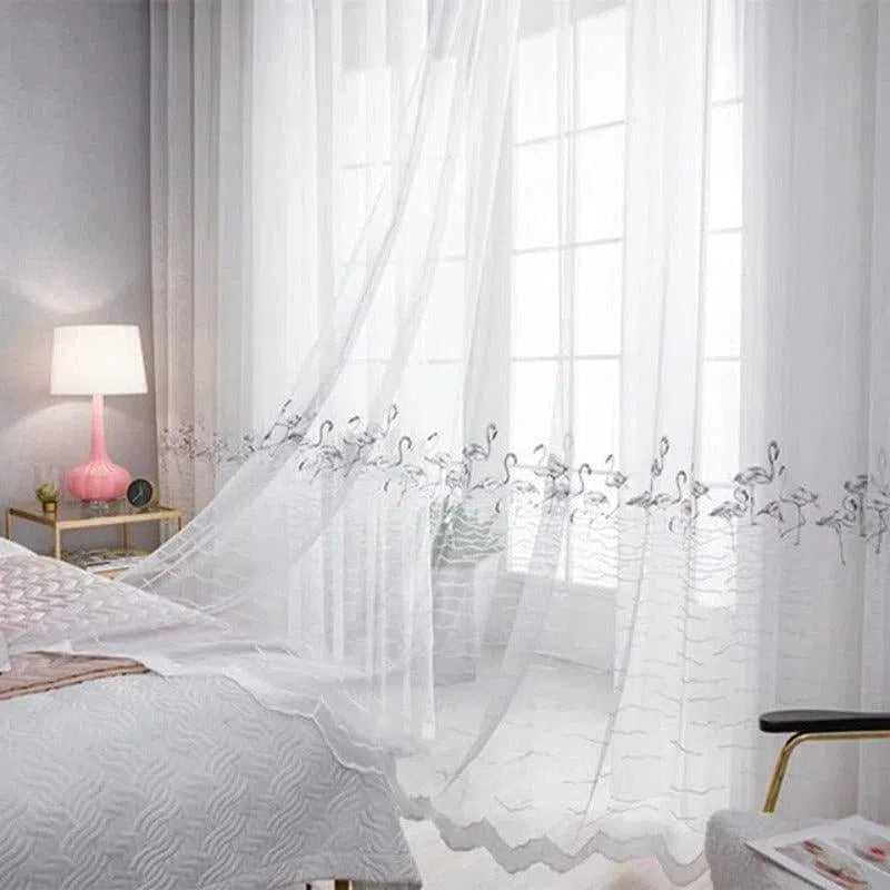 Voilage blanc élégant avec motif flamant rose ornant une chambre lumineuse. L'installation améliore la décoration intérieure, ajoutant une touche raffinée. Idéal pour créer une ambiance douce et élégante dans tout espace de vie. Adapté à différents styles d'intérieur.