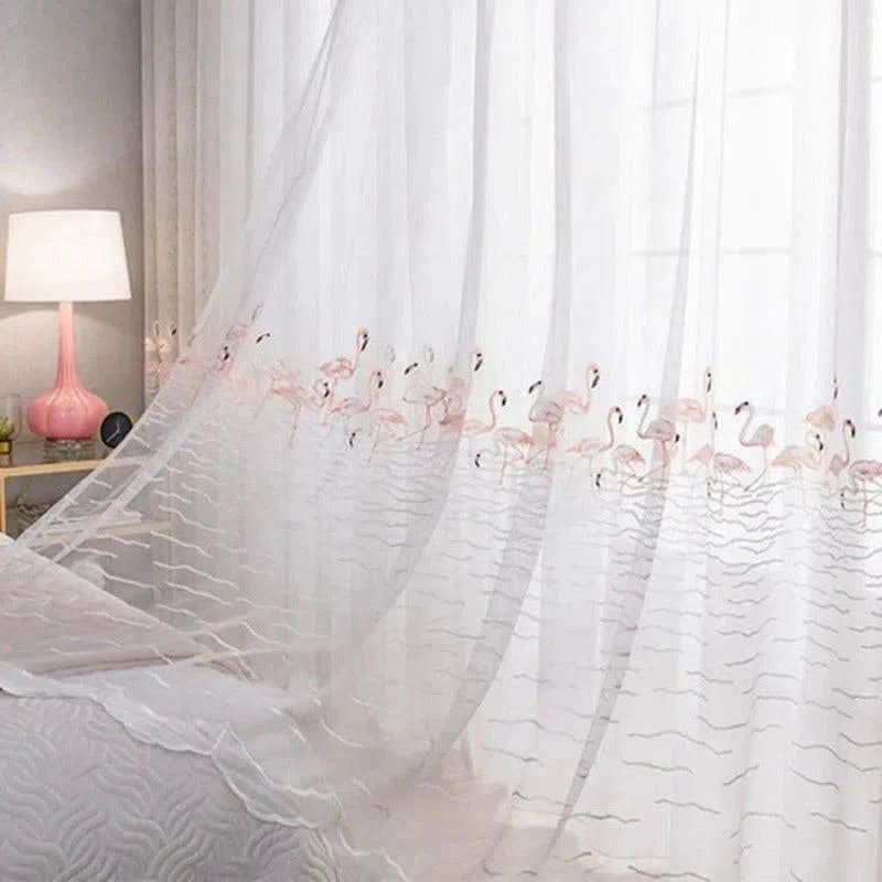 Voilage blanc avec motif flamant rose, idéal pour une décoration intérieure moderne et élégante. Ce rideau transparent ajoute une touche de légèreté et de fraîcheur à votre chambre à coucher ou salon. Le design original et coloré des flamants roses s'harmonise parfaitement avec une variété de styles décoratifs. Accessoire parfait pour filtrer délicatement la lumière tout en préservant votre intimité.