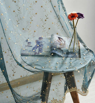 Voilage élégant avec motif à pois dorés, idéal pour apporter une touche raffinée à votre intérieur. Ce rideau translucide orné de motifs floraux offre une esthétique délicate et contemporaine, parfait pour les salons modernes ou les chambres minimalistes. Transformez votre espace de vie grâce à cet accessoire décoratif qui combine style et élégance.