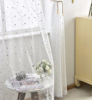 Voilage élégant brodé à motifs floraux pour salon moderne, idéal pour filtrer la lumière tout en ajoutant une touche décorative à la pièce. Parfait pour une ambiance douce et accueillante.