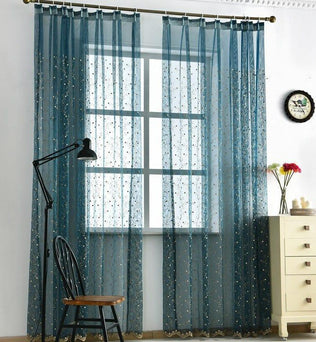 Rideaux modernes bleu transparent avec motifs dorés, parfaits pour une décoration élégante et lumineuse. Ils ajoutent une touche de sophistication à tout salon ou chambre, offrant une ambiance chic et épurée. Accessoirisés avec une tringle en métal doré, ces rideaux subliment la décoration intérieure de votre maison.