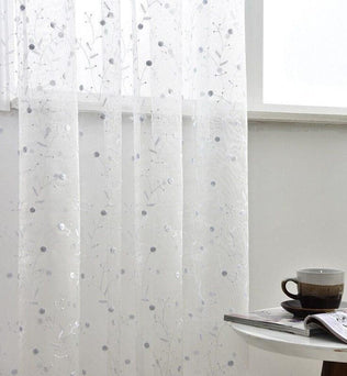 Voilage élégant avec motifs délicats pour embellir votre intérieur. Idéal pour laisser entrer la lumière tout en préservant l'intimité. Parfait pour salons, chambres ou bureaux, ce rideau ajoute une touche décorative subtile et raffinée. Les détails de motif floral apportent une ambiance paisible et accueillante.