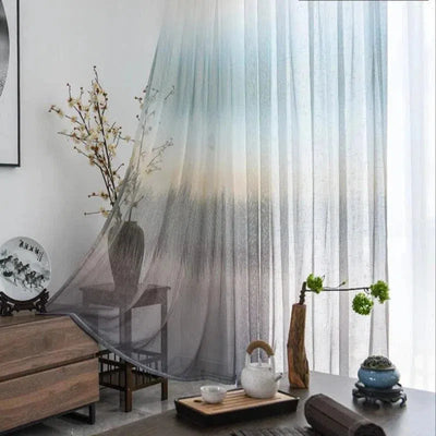Rideau élégant aux teintes dégradées pour salon moderne, idéal pour diffuser une lumière douce. Ambiance zen avec éléments de décoration asiatiques, mettant en valeur une atmosphère paisible et raffinée. Parfait pour enrichir l'esthétique d'un espace de vie contemporain.