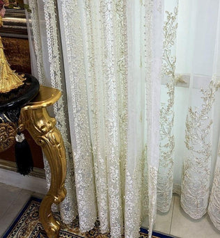 Rideaux élégants à motifs floraux dorés, parfaits pour ajouter une touche de luxe à votre intérieur. Ces rideaux décoratifs embellissent votre salon avec sophistication et raffinement. Idéal pour créer une atmosphère chaleureuse et accueillante dans n'importe quelle pièce. Accessoire de décoration incontournable pour sublimer votre décoration intérieure et apporter une ambiance prestigieuse à votre maison.