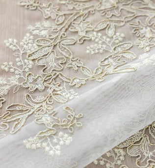 Voilage délicatement brodé avec motifs floraux élégants, idéal pour la décoration intérieure de style classique. Design raffiné et détails soignés ajoutent une touche de sophistication à n'importe quelle pièce. Parfait pour habiller les fenêtres avec élégance et légèreté.