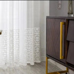 Rideaux blancs élégants avec motifs géométriques transparents. Idéal pour ajouter une touche moderne et sophistiquée à votre salon ou chambre à coucher. Combinez le tout avec un meuble contemporain aux poignées dorées, parfait pour un intérieur chic et épuré. Embellissez votre espace de vie avec cette combinaison harmonieuse de design et de fonctionnalité.