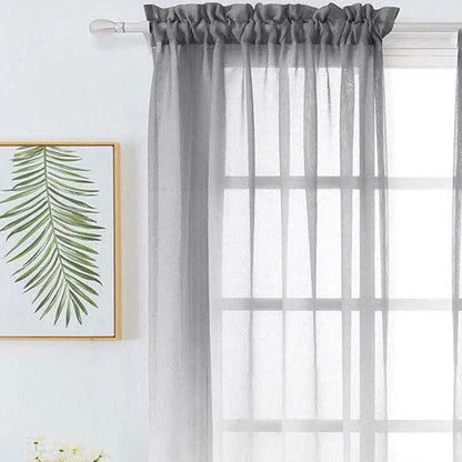 Voilage gris élégant pour salon moderne, filtre la lumière tout en préservant l'intimité, parfait pour une décoration intérieure contemporaine. Découvrez un style raffiné avec ce rideau transparent chic. Ajoutez une touche esthétique à votre espace de vie avec cette tenture moderne.