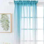 Rideau bleu pâle élégant et épuré pour salon lumineux, apportant une touche décorative moderne et aérée à votre intérieur. Idéal pour filtrer la lumière tout en préservant l'intimité. Accessoire parfait pour embellir vos fenêtres avec style et sophistication.