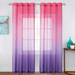 Rideaux à dégradé rose et violet suspendus devant une fenêtre, ajoutant une touche colorée et élégante à la décoration intérieure. Accessoire idéal pour salon ou chambre, combinant esthétique moderne et fonctionnalité.