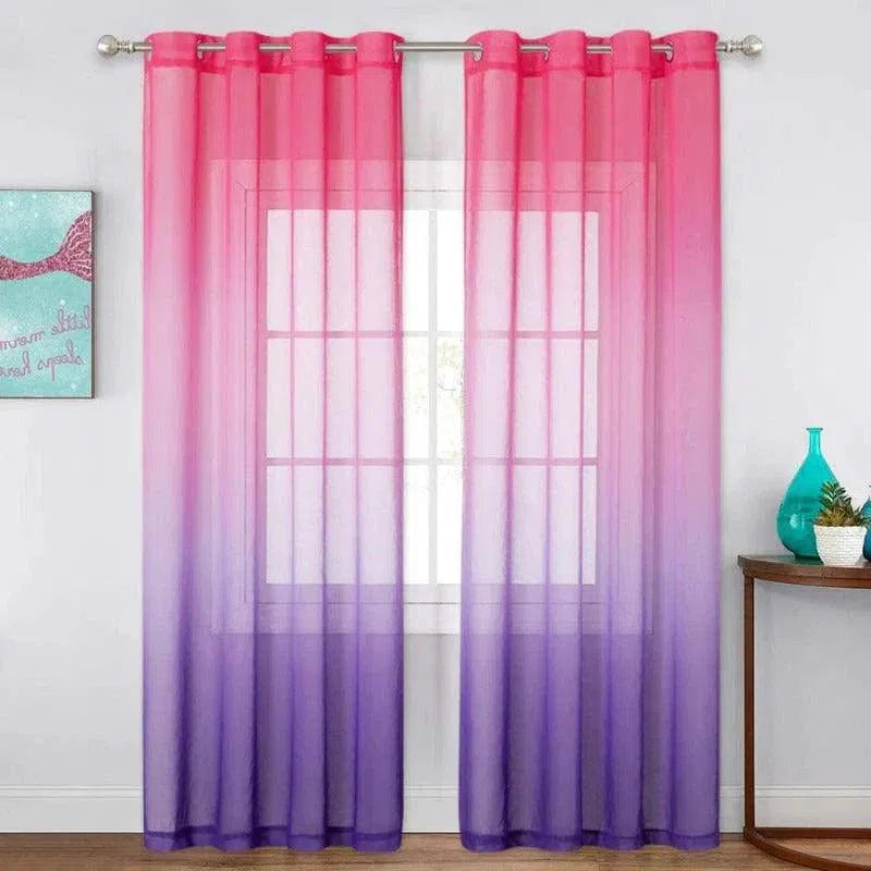 Rideaux à dégradé rose et violet suspendus devant une fenêtre, ajoutant une touche colorée et élégante à la décoration intérieure. Accessoire idéal pour salon ou chambre, combinant esthétique moderne et fonctionnalité.