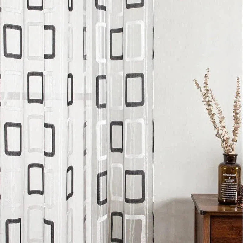 Voilage moderne à motif carré noir et blanc pour salon, décoration intérieure élégante, rideau transparent design géométrique, luminosité optimale, style contemporain, accessoire déco chic.